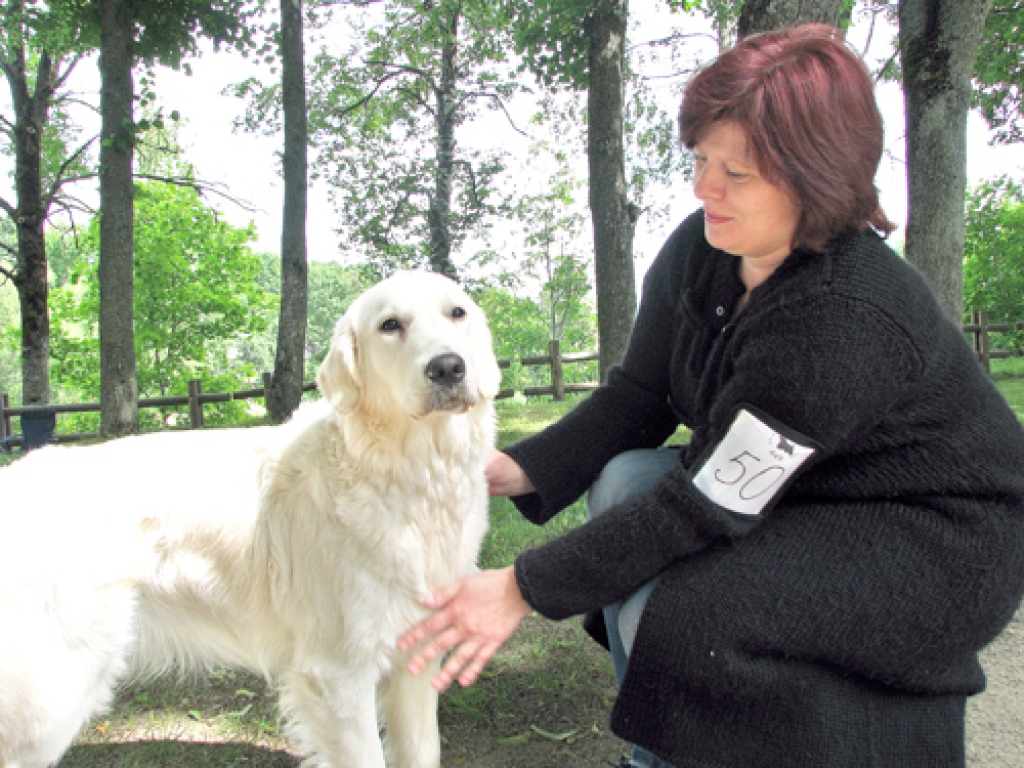 Jūlija Monakova pirms izgājiena sapoš savu zeltaino retrīveru Breju. 