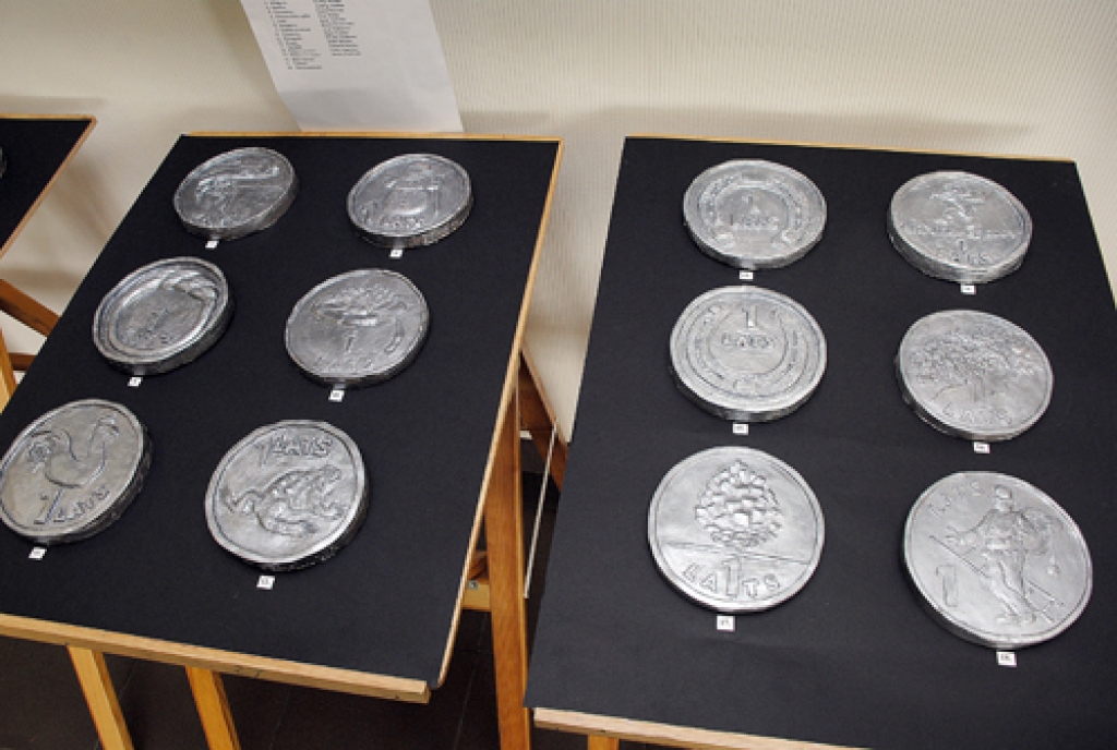 Ekspozīcijas neparastākie darbi ir Latvijas Bankas viena lata monētu palielināti atveidi mālā. 