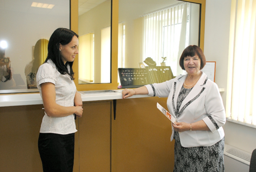 Elīna Vanaga (no kreisās), «Lombardi.lv» Bauskas filiāles vadītāja, darbā ievēros īpašu uzņēmumā izstrādātu ētikas kodeksu. Attēlā arī Astrīda Babane, akciju sabiedrības «Unions» valdes padomniece.