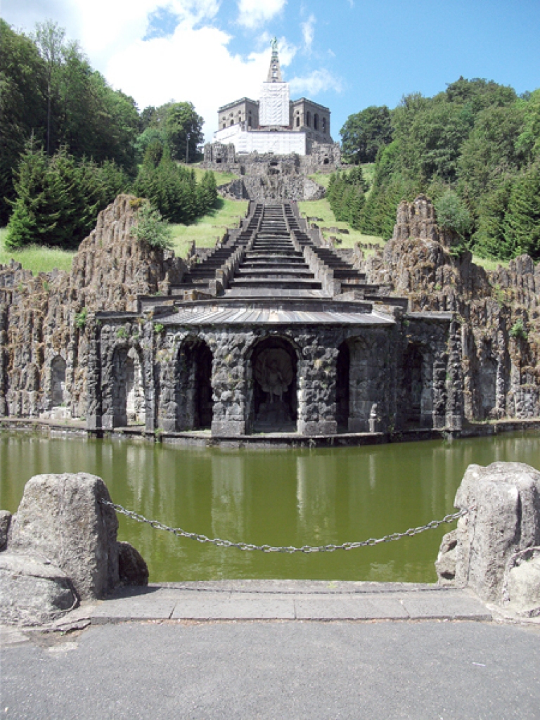 Herkulesa monuments un ūdens ceļš bez šaubām ir Vilhelmshohes parka krāšņākā rota.