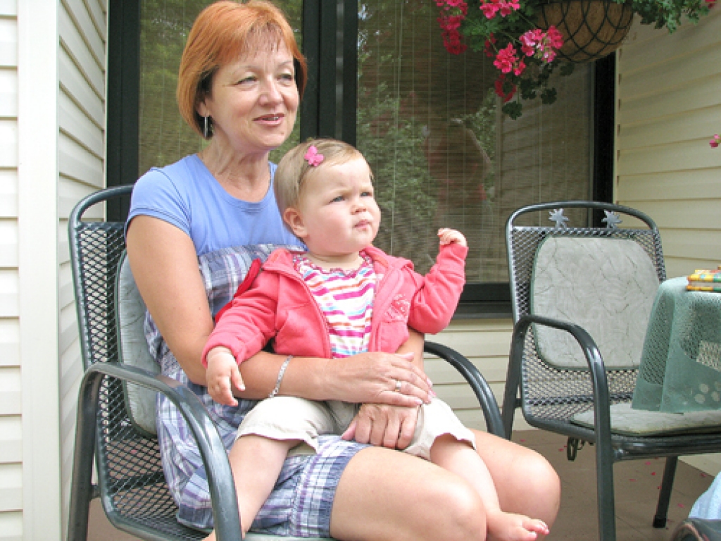 Lidija Dāvide priecājas, ka no Londonas ciemos ieradusies desmit mēnešu vecā mazmeita Nellija.