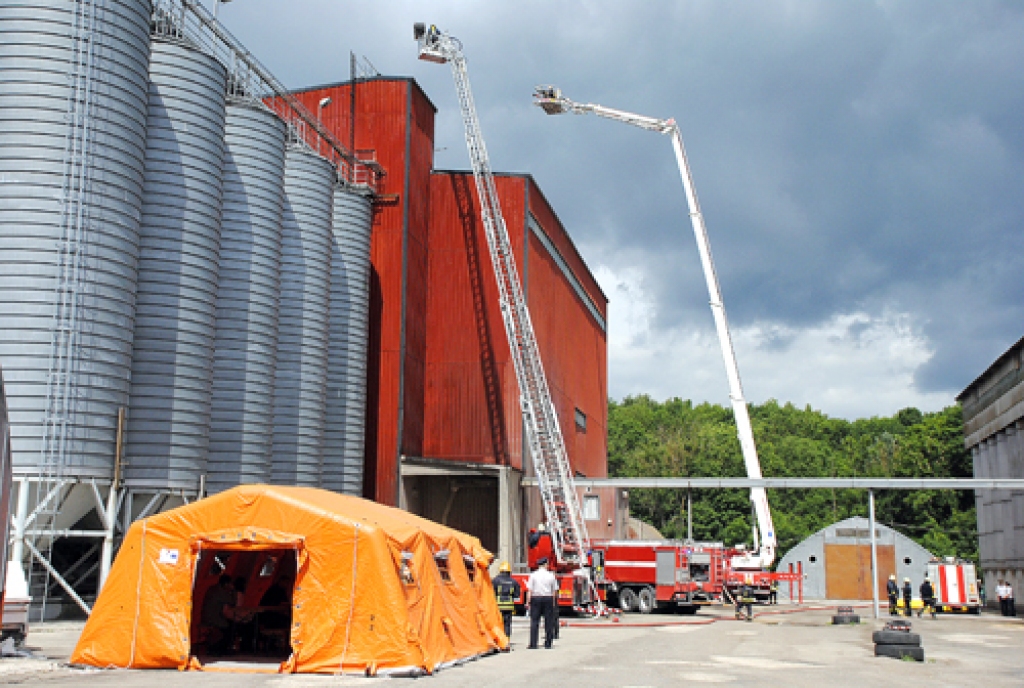 Ugunsdzēsēju mācībās Gailīšu pagastā saskaņoti darbojas glābēji no Latvijas un Lietuvas. 