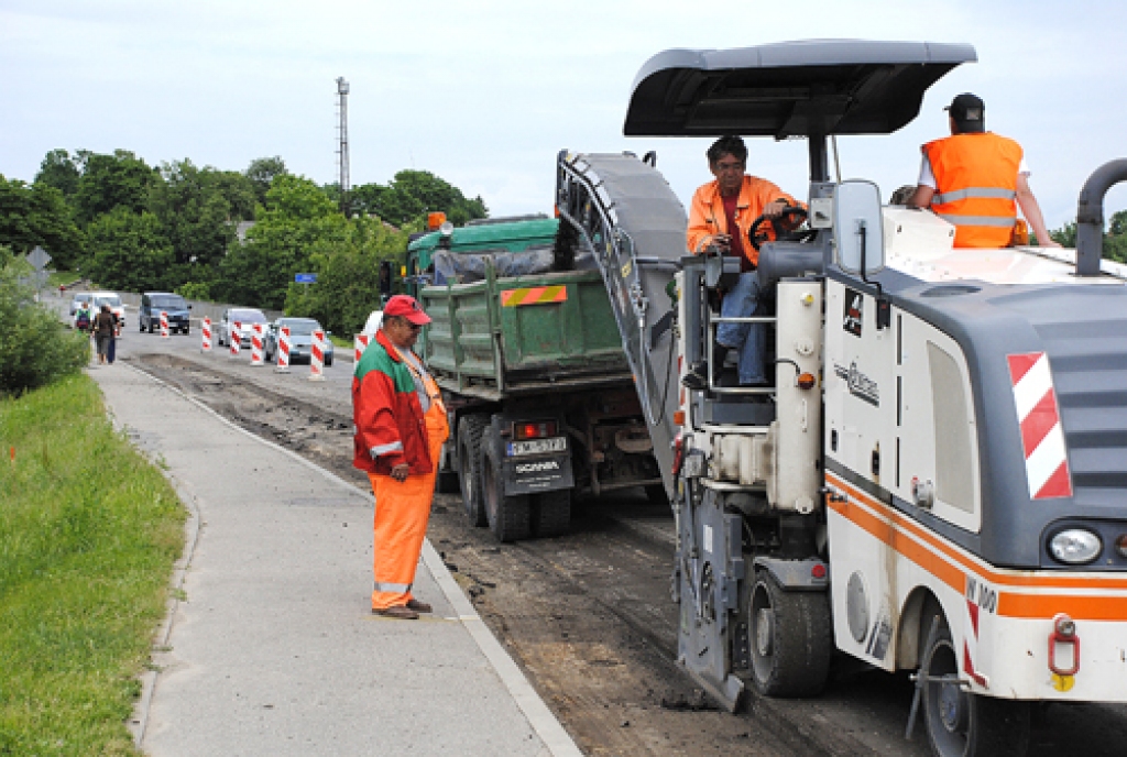 SIA «Union Asphalttechnik» strādnieki rekonstrukcijas darbus objektā sāka šonedēļ.