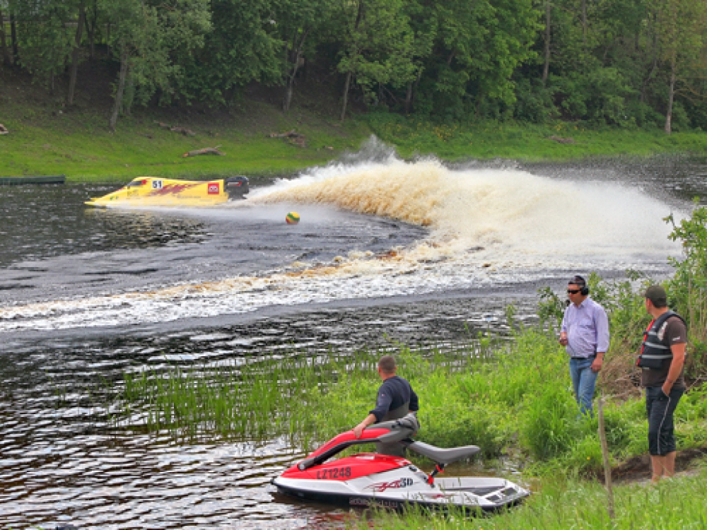Uvis Slakteris izmēģina F2 laivu Mēmelē. 
