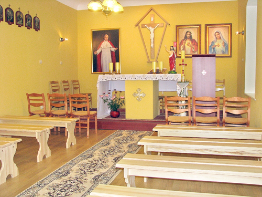 Vecumnieku katoļu draudzes atjaunotajā kapelā ik svētdienu notiek Svētā Mise. 