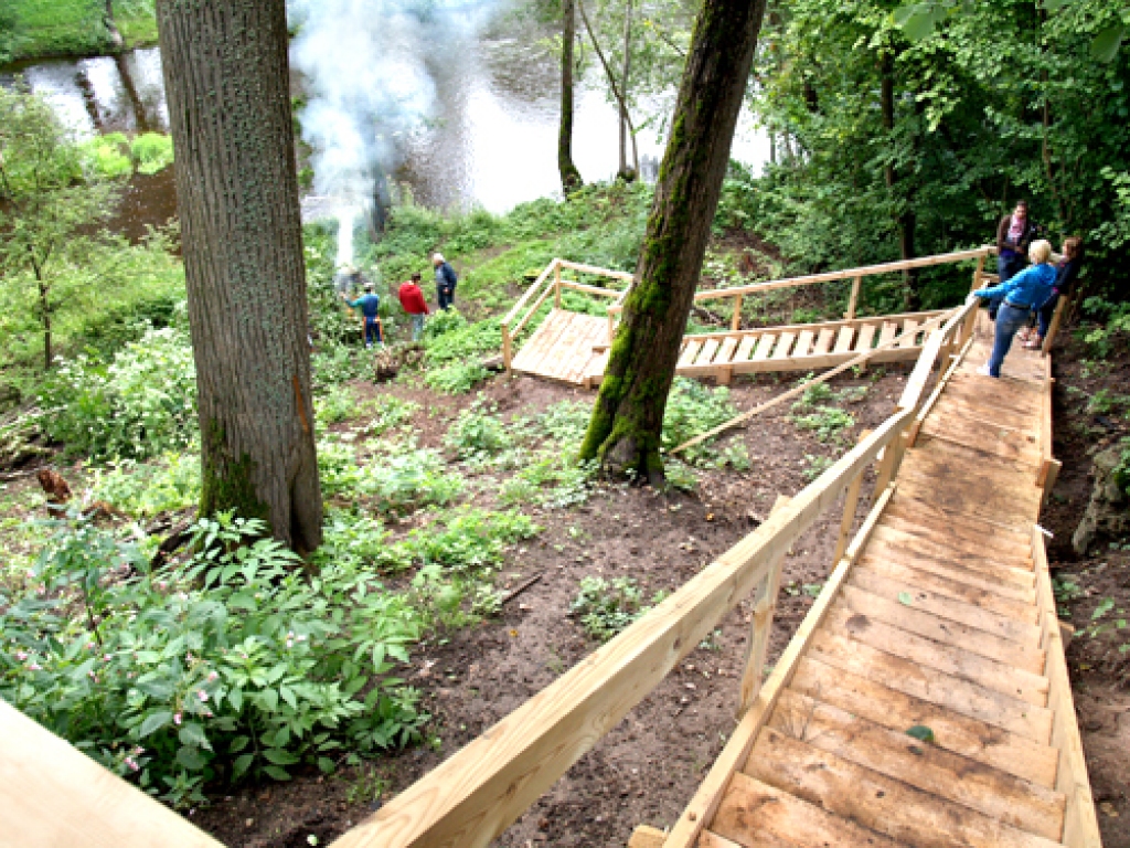 No Dievdārziņa kāpņu gala dēļu taka gar Iecavas krastu vedīs līdz Pārupes tiltam.