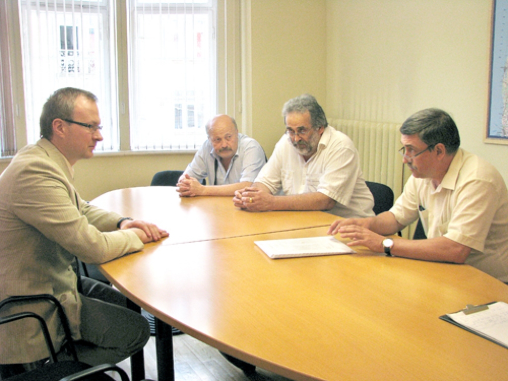 Rinalds Muciņš, Veselības ministrijas valsts sekretārs (no kreisās), uzklausa baušķenieku pārstāvjus un apsola mapi ar savāktajiem 3587 parakstiem pievienot pārējiem dokumentiem, kurus šomēnes iesniegs izskatīšanai Ministru kabinetā. 