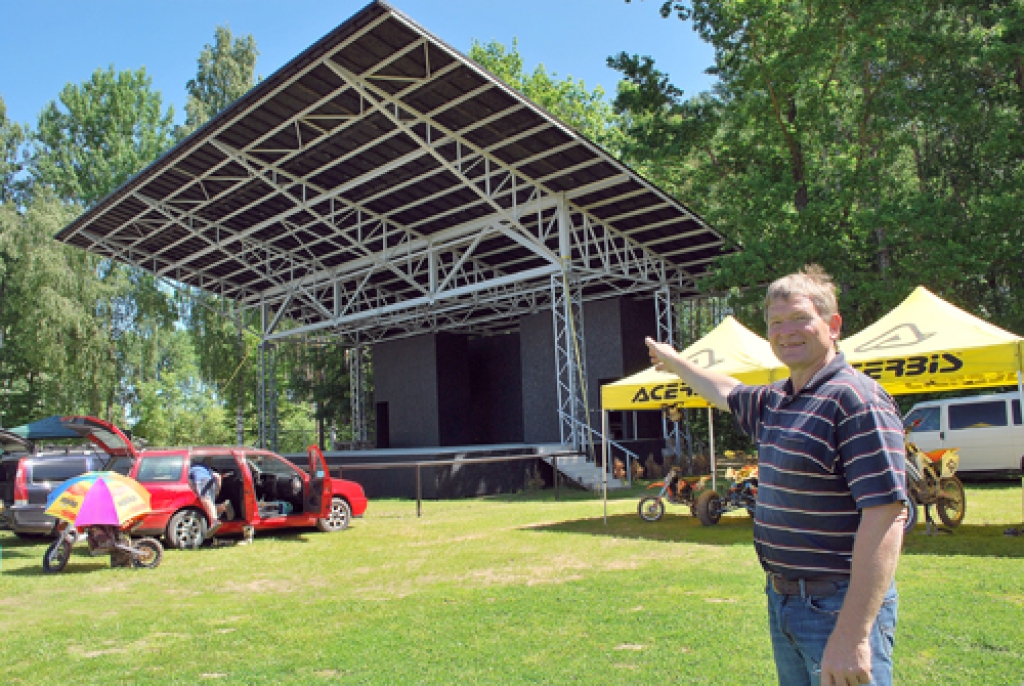 Ēriks Pīlādzis, Stelpes pagasta Pīlādžu mototrases īpašnieks, lepojas ar pērn uzstādīto skatuvi. 