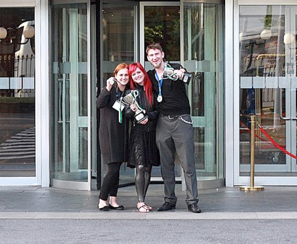 Priecīgi par panākumiem ir Alise Zvejsalniece no Rīgas (no kreisās), Indra Putāne un Kristaps Slakteris, kas reiz dzīvojuši Bauskā. 