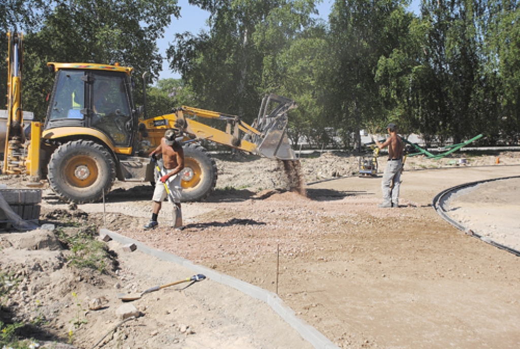 SIA «Šons» celtnieki būvē sporta laukumu pie Pilsrundāles vidusskolas. Pēdējo dienu karstums ir nopietns pārbaudījums vīriem, kuri strādā saules speltē.