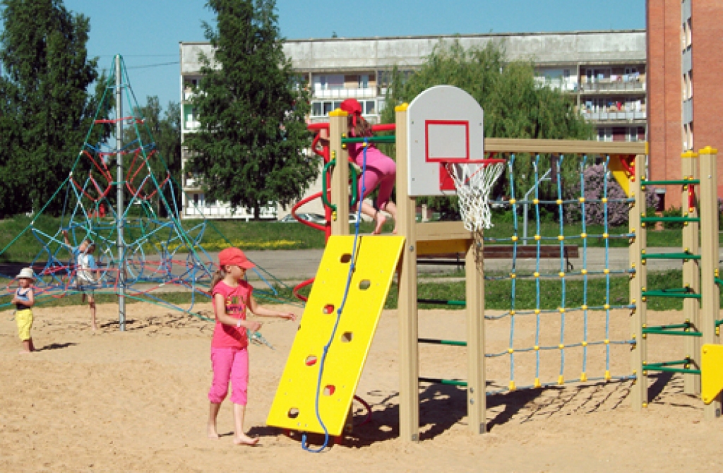 Starp Vītolu un Salātu ielas daudzdzīvokļu namiem nesen izveidots bērnu rotaļlaukums. 