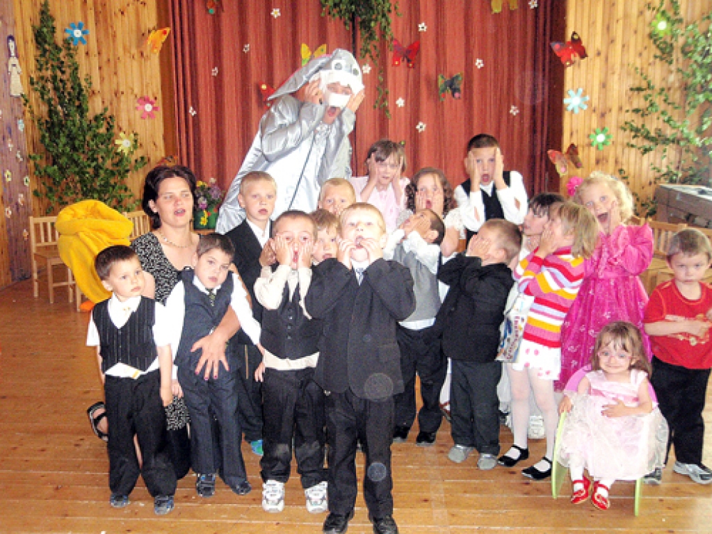 Brīži no Bērnu svētkiem Pamūšas skolā. 