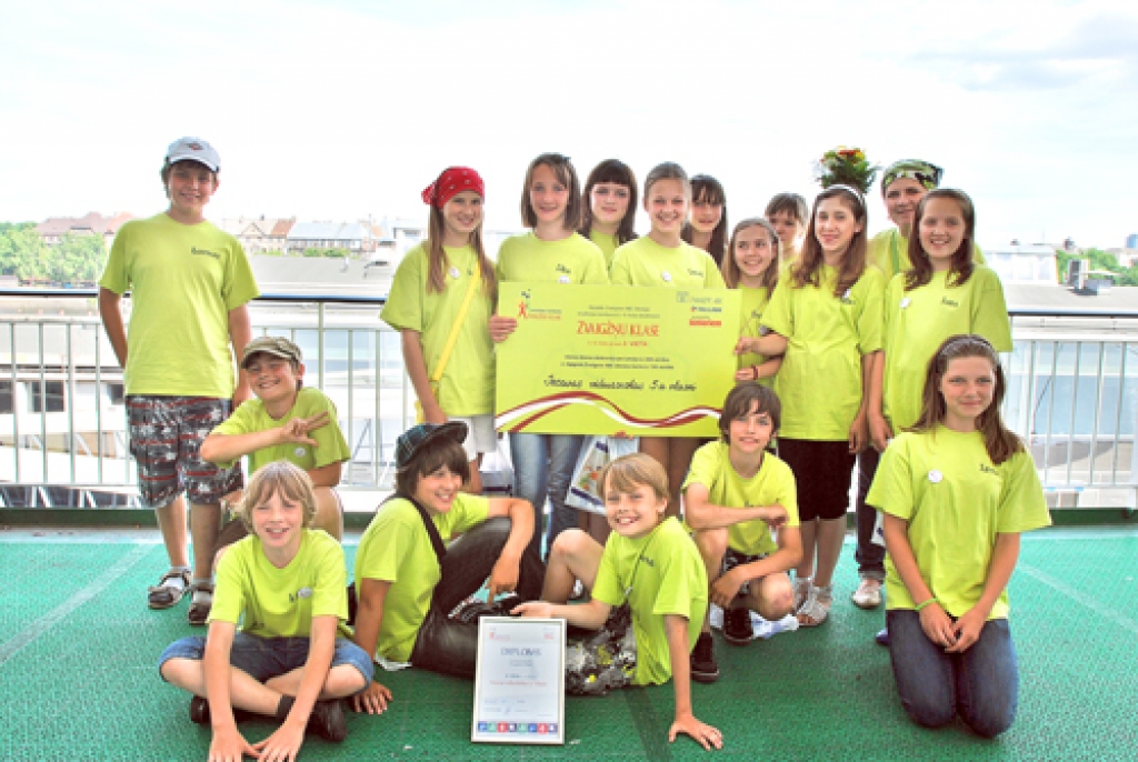 Iecavas vidusskolas 5.a klases komanda un audzinātāja Kristīne Karele uz  prāmja «Romantika» klāja. 