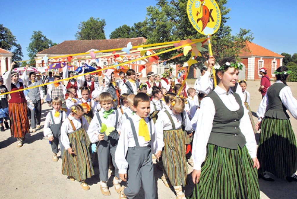 Pils parkā pulcējās visi Rundāles novada svētku dalībnieki un apmeklētāji.
