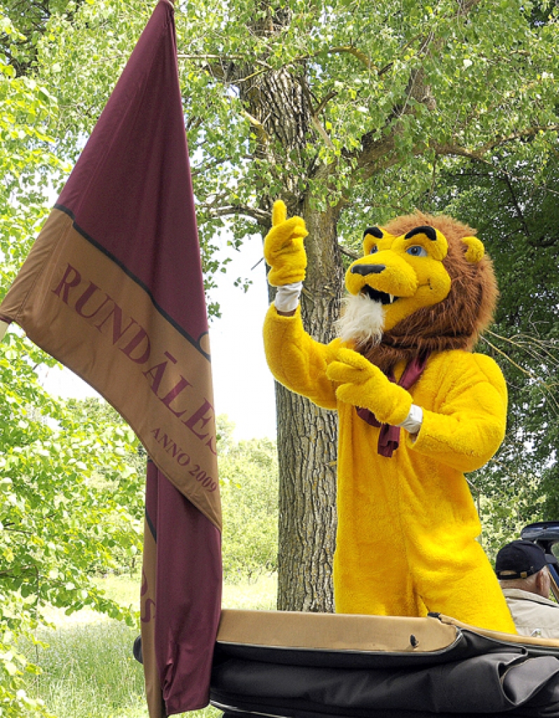 Pirmajos Rundāles novada svētkos tika pacelts arī jaunais karogs. 