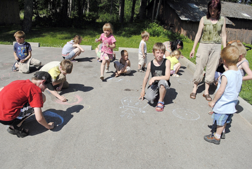 Zīmēšana ar krītiņiem uz asfalta mazajiem dāviniešiem šķiet ļoti aizraujoša nodarbe. 