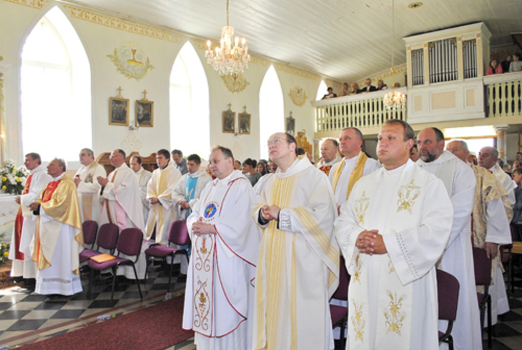 Pateicības dievkalpojumā piedalījās Zemgales, Kurzemes un Rīgas katoļu priesteri.