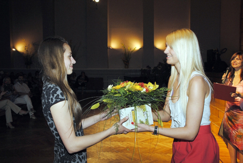 Ievai Lauvai (no kreisās) Aivijas Kursītes balvu pasniedz pagājušā gada balvas ieguvēja Santa Milgrāve. 