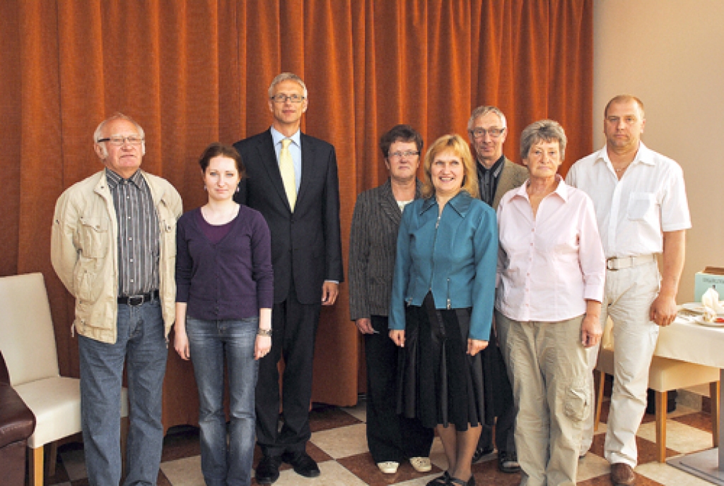 Konkursa laureāti Uldis Osītis (no kreisās), Elīna Meldere, deputāts Krišjānis Kariņš, Eiženija Lauzēja, Vija Reistere, Jānis Mikulāns, Tekla Pinta un Guntis Macpans.