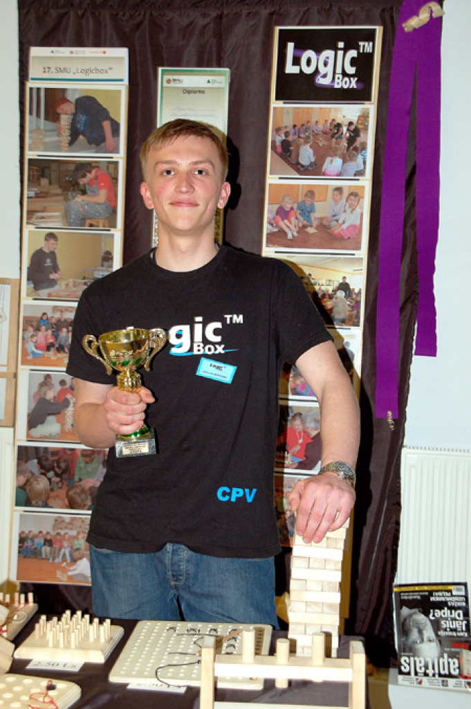 Edgars Šermuks kopā ar diviem grupas biedriem ražo intelektu attīstošas koka rotaļlietas.