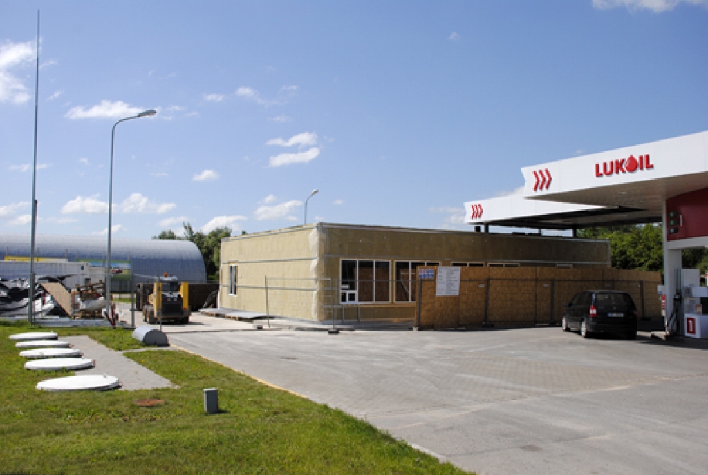 Jau pāris nedēļu Bauskas pievārtē notiek SIA «Lukoil Baltija R» piederošās degvielas uzpildes stacijas (DUS) veikala rekonstrukcija. 
Autors: Ivars Bogdanovs