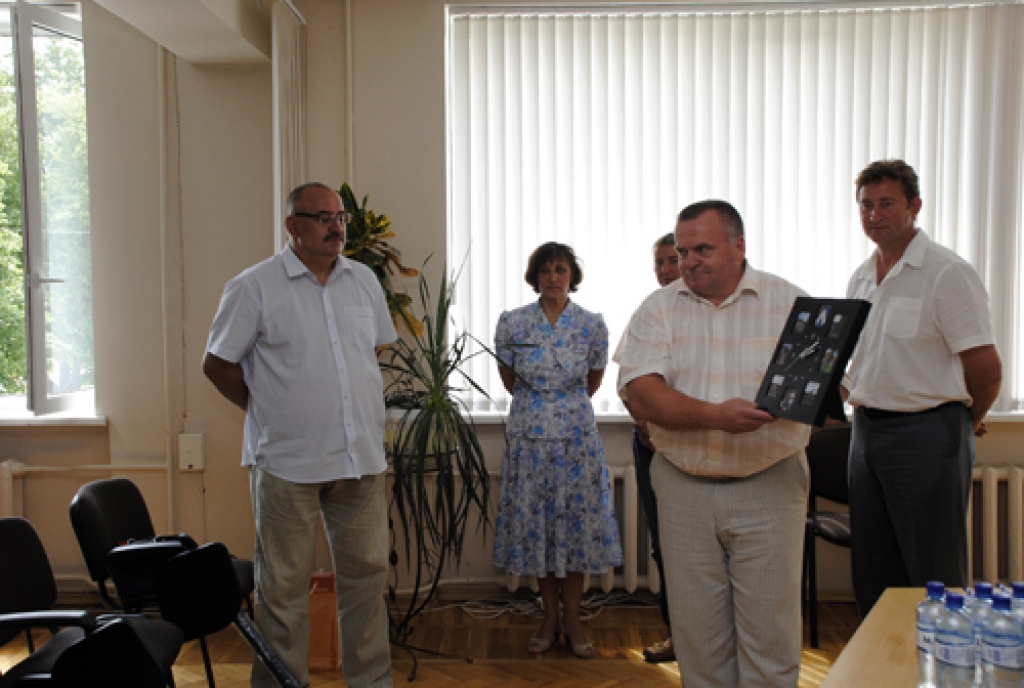 Bauskas novada domes priekšsēdētājs Valdis Veips (otrais no labās) sadraudzības pilsētas Ripinas burmistram nosūtīja dāvanu – dekoratīvu galda pulksteni ar pašvaldības ģerboni un skaistākajiem Bauskas skatiem. Velti saņēma Ripinas ģimnāzijas vicedirektors Vitolds Karoļčiks (no kreisās).
Autors: Ivars Bogdanovs