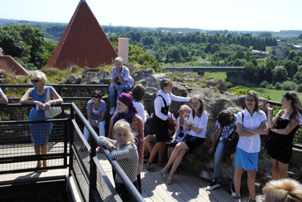 Viesi Bauskas pils tornī kopīgi nodziedāja dziesmu poļu valodā. Audzēkņi un pedagogi priecājās, baudot Bauskas apkārtnes panorāmu.
Autors: Ivars Bogdanovs