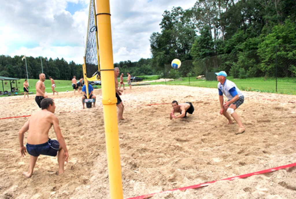 Volejbola laukuma labajā pusē uzvarētāji – Mihails Gorškovs (no kreisās), Ingus Šekavs un Egidijs Baļčūns. 
Autors: Uldis Varnevičs
