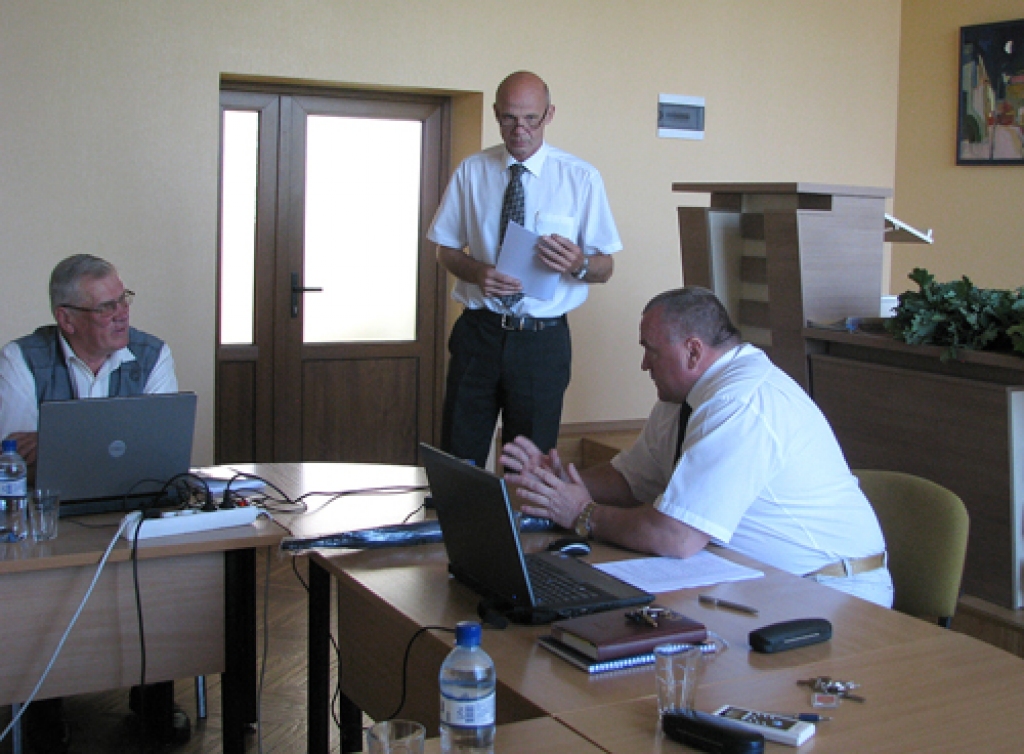 Par algu izmaiņām pagastu pārvaldēs strādājošajiem pirms finanšu komitejas sēdes diskutē deputāti Juris Cielavs un Jānis Feldmanis, kā arī novada domes priekšsēdētājs Valdis Veips. 
Autors: Vilnis Auzāns