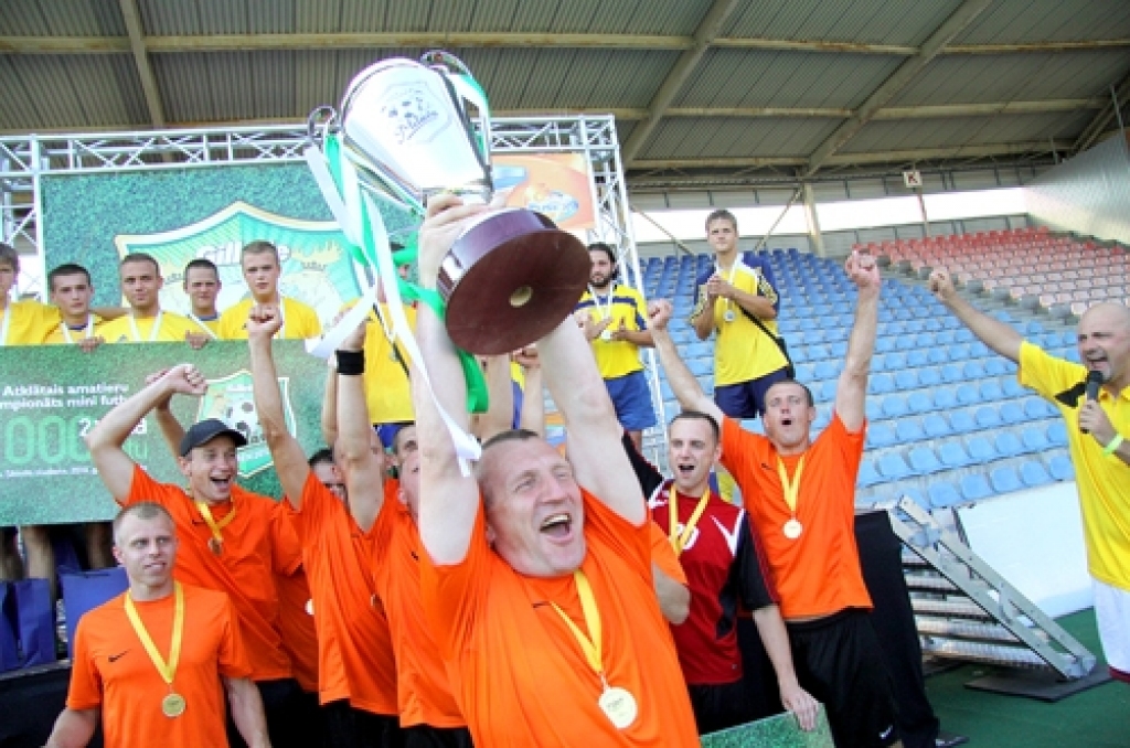 Uzvaru atklātajā amatieru čempionātā minifutbolā «Mītava open» pērn izcīnīja Bauskas novada komanda «Rainis». 
Autors: No «Bauskas Dzīves» arhīva.