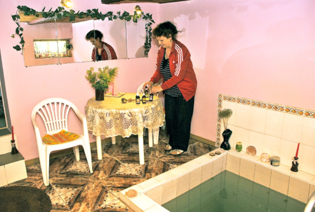 Biruta Zēberga rituālās pirts noslēpumus izzināja pie psihoterapeita Jura Batņas brīvdienu mājā «Lielzemenes» Vecumniekos.
Autors: Ivars Bogdanovs