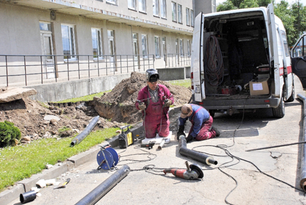 SIA «Latenergoprojekts» darbinieki pie Bauskas slimnīcas bijušās terapijas nodaļas siltuma maģistrāles tranšejās ievieto jaunas bezkanāla caurules. 
Autors: Ivars Bogdanovs
