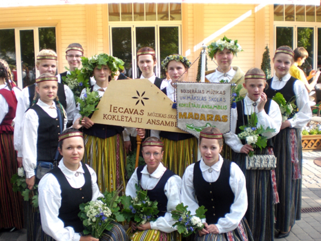 Iecavas koklētājas pirms gājiena kopā ar Bolderājas mūzikas skolas audzēknēm.
Autors: no skolas arhīva