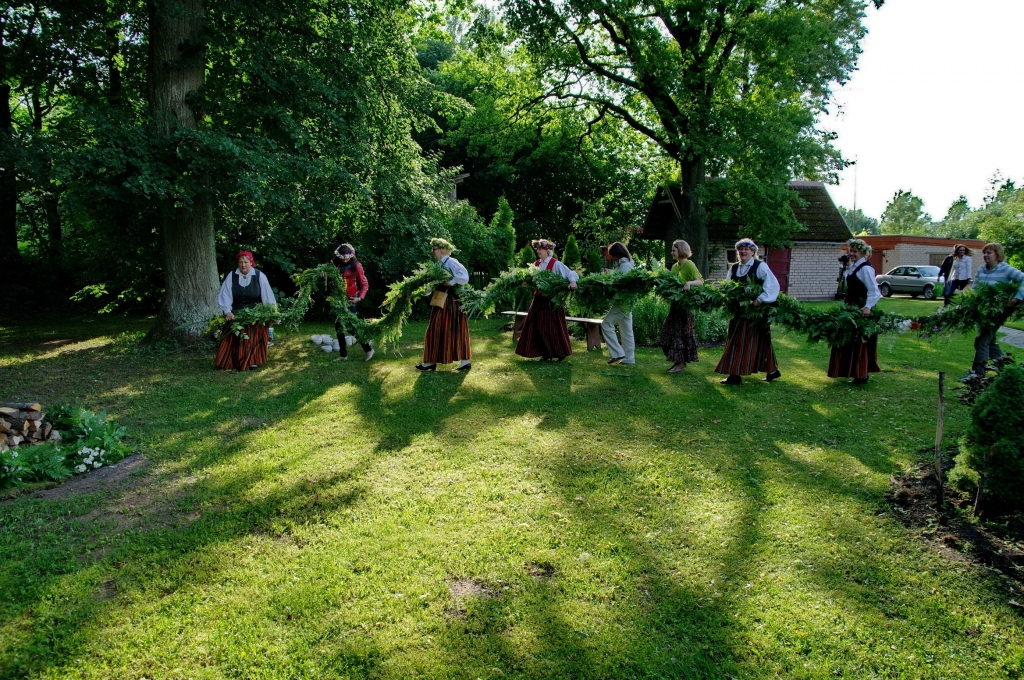 Pirms rituālās ceremonijas jānovij zāļu vijas, ko ziedot ugunij.
Autors: no «Liepu» arhīva.