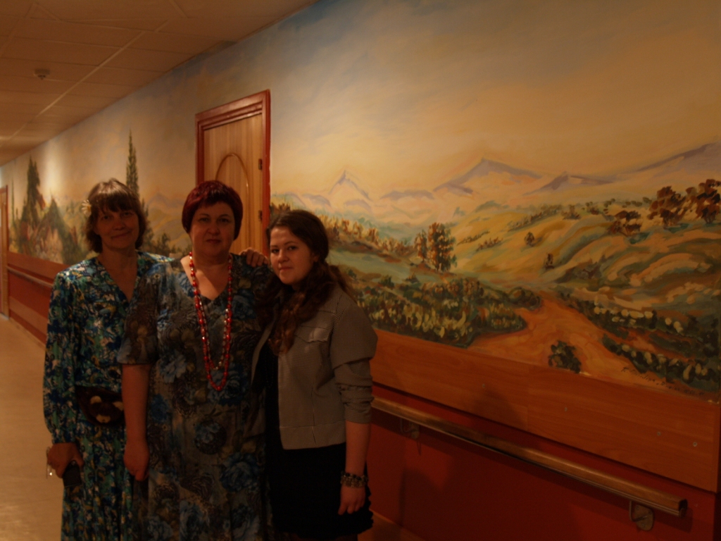 Ar Helgas Pīlādzes (no kreisās) iniciatīvu Iecavas aprūpes centra gaiteņa sienu krāšņi apgleznojusi topošā māksliniece Rūta Dimdiņa (no labās), kura uz svinīgo atklāšanu bija atbraukusi kopā ar māti Irēnu.
Autors: Antra Ērgle