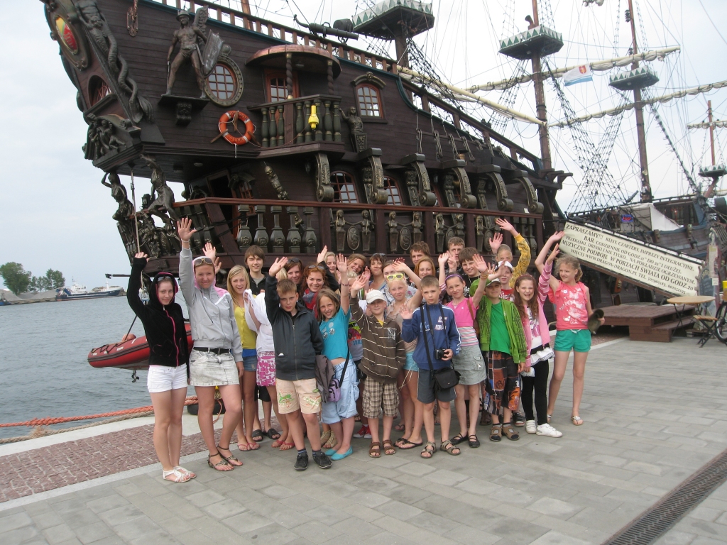 Bauskas 1. vidusskolas skolēni pie burukuģa  Gdiņā.
Autors: No albuma.