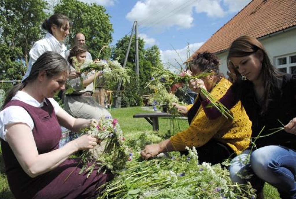 Vainagus pīt Jāņa bērniem ierāda  zāļu sieva Līga Reitere (no kreisās).
Autors: Ivars Bogdanovs
