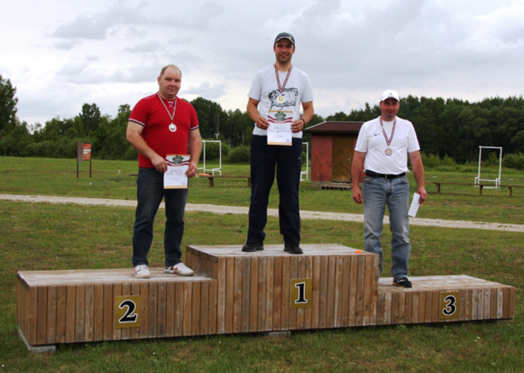 Dainis Upelnieks (centrā) uz šī gada Latvijas čempionāta stenda šaušanā goda pjedestāla.
Autors: No albuma.