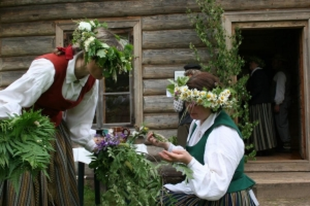 Pirms rituālās ceremonijas jānovij zāļu vijas, ko ziedot ugunij.
Autors: No «Liepu» arhīva.