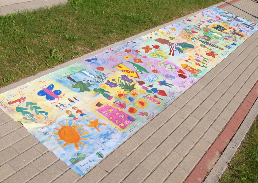 Uz «Dartijas» bērnu apgleznotā audekla līdz ar Zemgali simbolizējošiem tēliem rindojas vairāk nekā 60 mazo mākslinieku parakstu.
Autors: Antra Ērgle