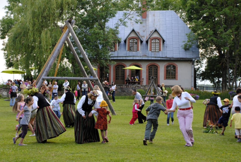 Uz Jāņu ielīgošanu atpūtas kompleksā «Miķelis» sanākuši gan vietējie iedzīvotāji, gan viesi.
Autors: Ivars Bogdanovs