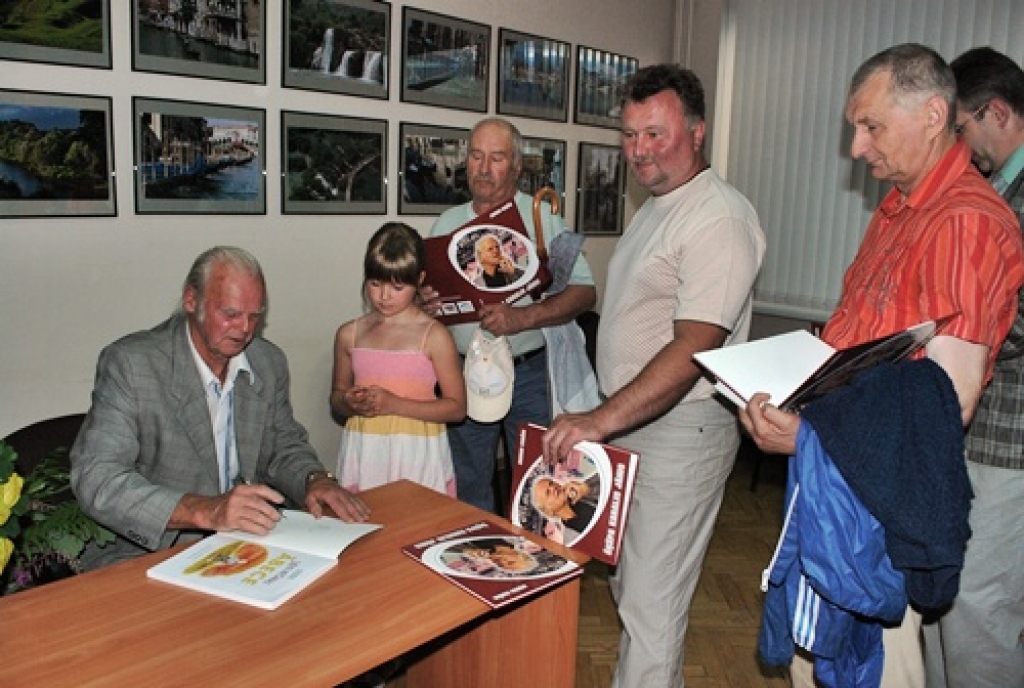 Atnākušie ieguva grāmatu par olimpisko čempionu ar Jāņa Lūša autogrāfu. 
Autors: Uldis Varnevičs