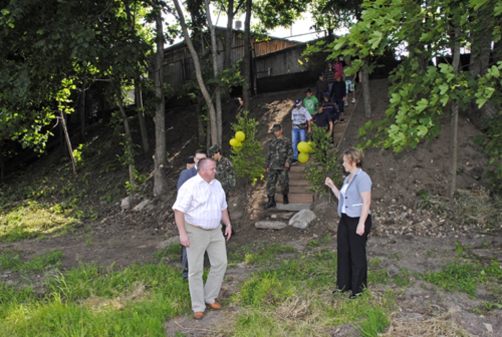 Bauskas novada priekšsēdētājs Valdis Veips, Hipotēku bankas Bauskas filiāles klientu apkalpošanas daļas vadītāja Māra Bite un jaunsargi līdz Mēmelei nokāpuši pa jaunajām kāpnēm. 
Autors: Ivars Bogdanovs