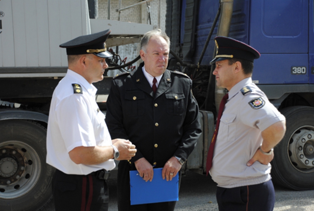 Mācību laikā Gailīšu pagastā Panevēžas apgabala Ugunsdzēsības un glābšanas departamenta priekšnieks Arūns Tautkevičs (no labās) diskutē ar Valsts ugunsdzēsības un glābšanas dienesta Bauskas daļas komandieri Aigaru Sietiņu. 
Autors: Ivars Bogdanovs