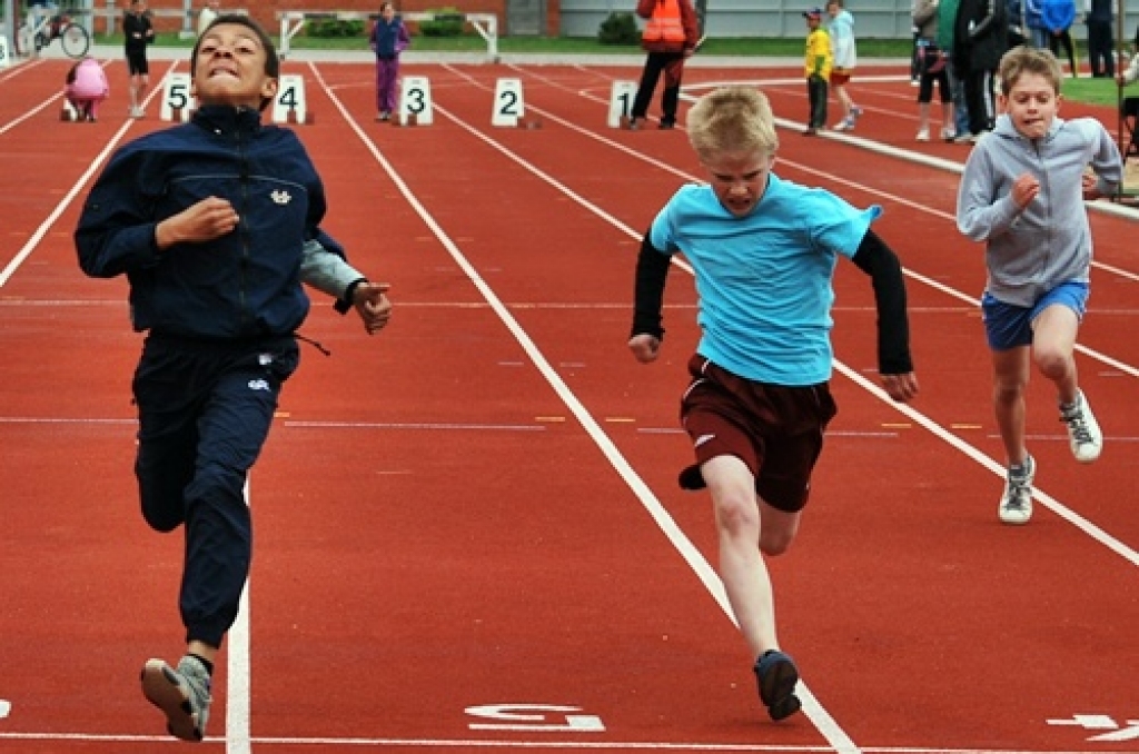 Ričards Kasendu (no kreisās) finišē 60 metru skrējienā Bauskas novada olimpiādē. 
Autors: No «Bauskas Dzīves» arhīva.