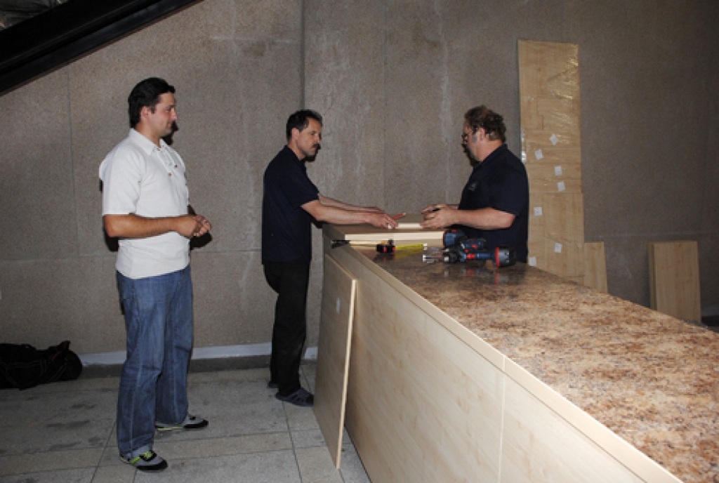 Garderobes aprīkojumu uzstāda SIA «Sanoda» mēbeļu montētāji Aldis Rīvītis (no labās) un Jānis Bāliņš. Darbam līdzi seko kultūras centra «Kamarde» vadītājs Lauris Krasņikovs. 
Autors: Ivars Bogdanovs