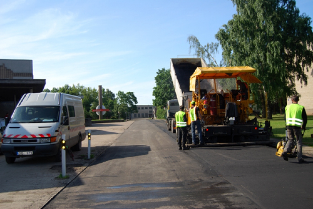 SIA «Viona» strādnieki steidz pēdējos Uzvaras ielas Gailīšu pagastā Uzvarā asfaltēšanas darbus. 
Autors: Nikolajs Ševirjovs