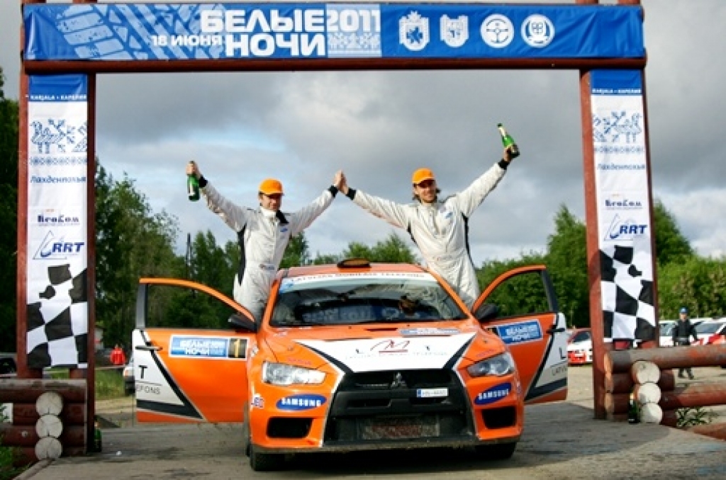 Anda Neikšāna un Pētera Dzirkala ekipāža aizvadītajā nedēļas nogalē izcīnījusi uzvaru, pirmo reizi piedaloties slavenajā Krievijas rallijā «Belije noči». 
Autors: No albuma.