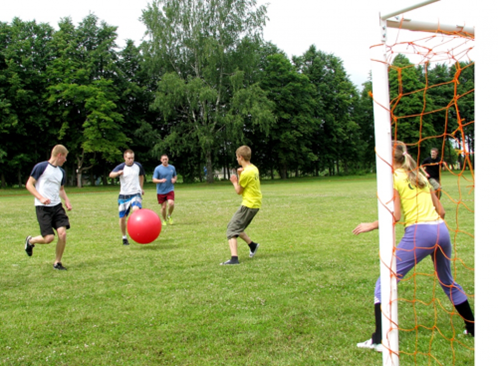 Futbola spēle ar lielo bumbu – tā bija viena no smieklīgākajām atrakcijām. 
Autors: Vilnis Auzāns