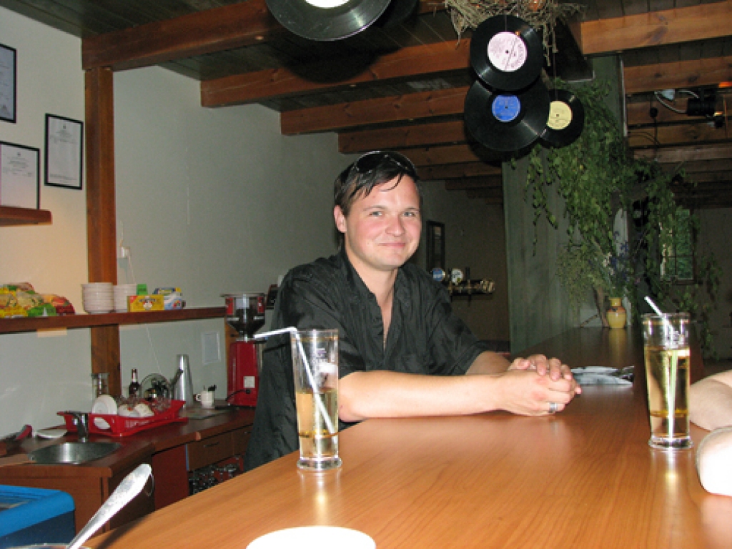 Naurim Baranovam, kafejnīcas «Aura» īpašniekam, ir 21 gads. Pēc divu gadu strādāšanas dažādos ēdināšanas uzņēmumos viņš nolēmis sākt pats savu biznesu. 
Autors: Vilnis Auzāns